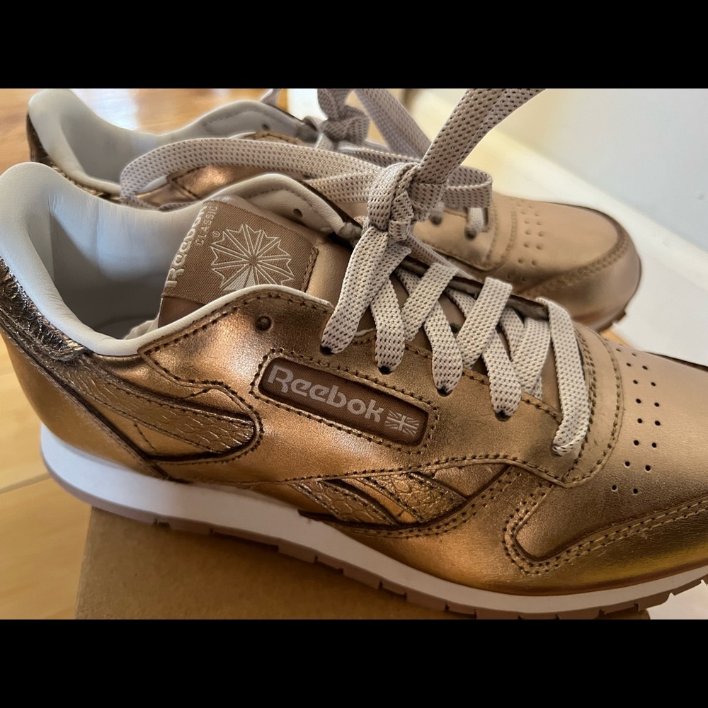 Reebok Girls leather rose gold Sz 4 big kid new in box